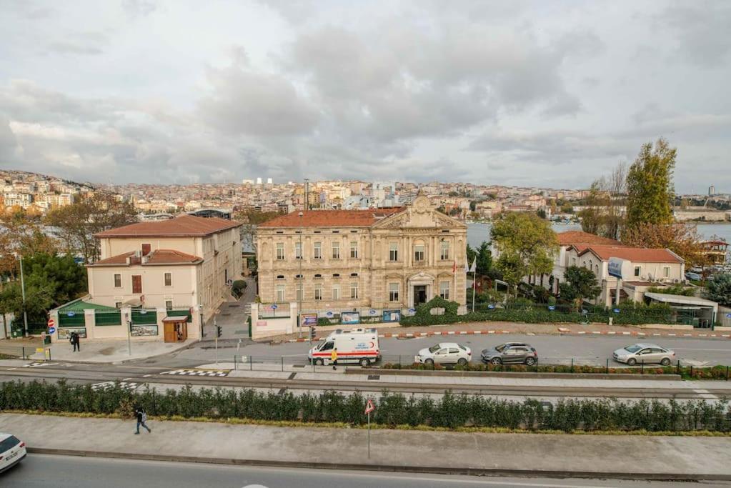 Waterfront Apartment By The Tram - Terrace With Dome & Golden Horn View In Fatih Istanbul Exterior foto