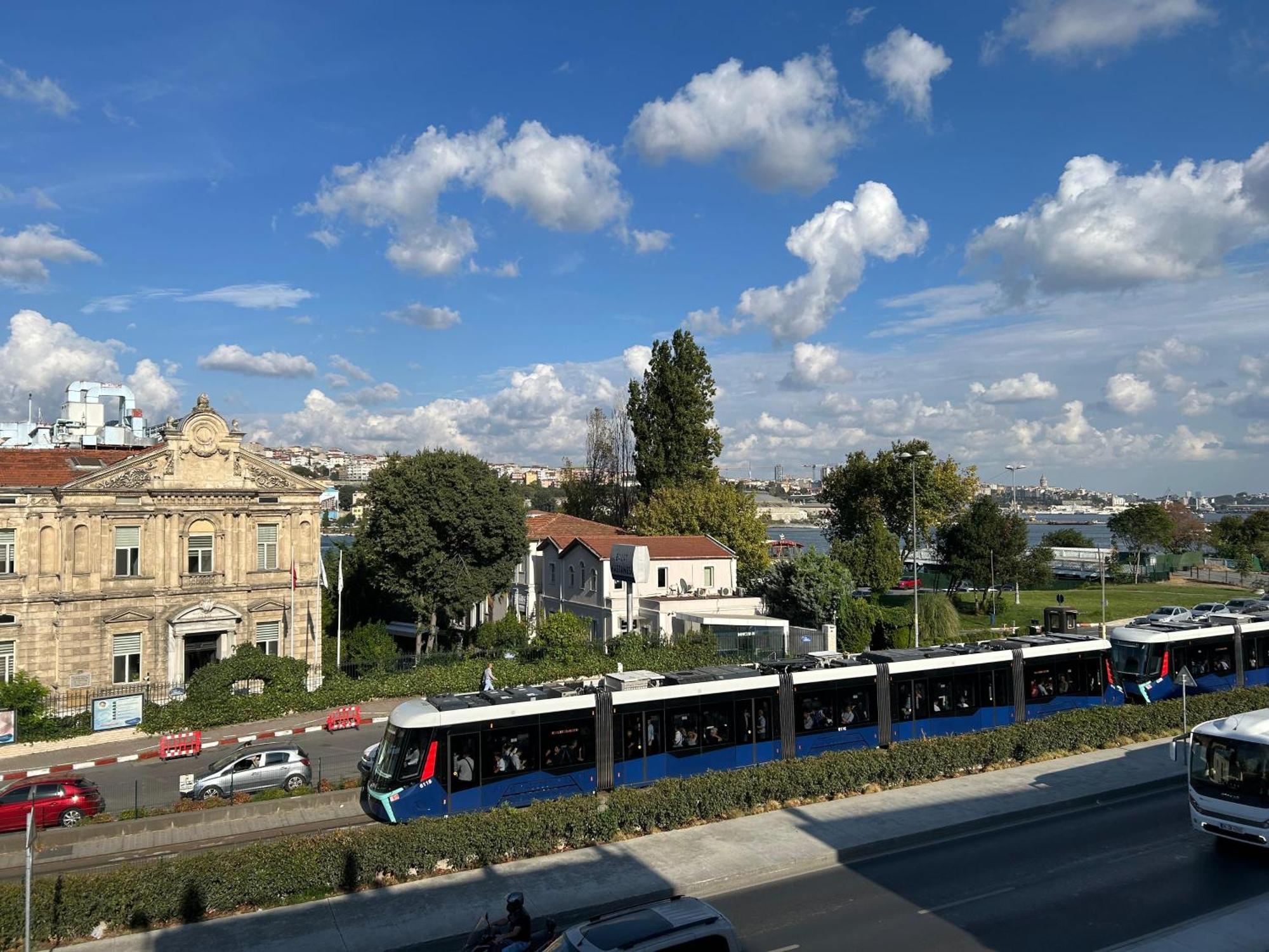 Waterfront Apartment By The Tram - Terrace With Dome & Golden Horn View In Fatih Istanbul Exterior foto